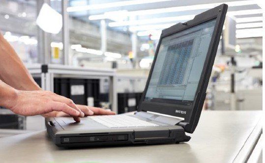 SPS-Programmierung am Laptop