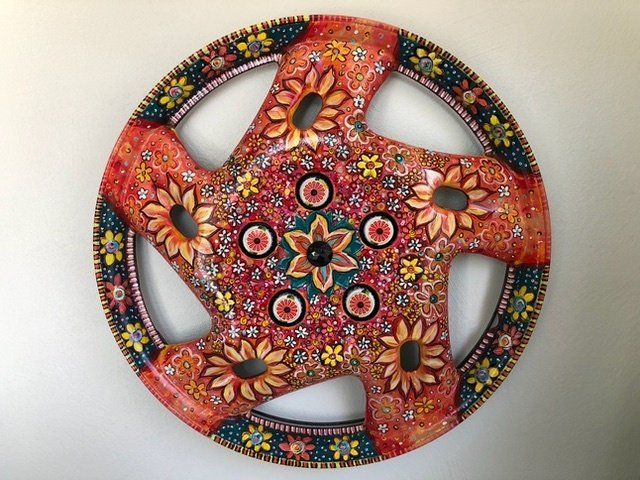 Sharon Zigrossi, Hubcap Fiber Art, 2022. Sharon Zigrossi, Hubcap Fiber Art, 2022.