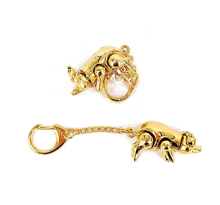 Schlüsselanhänger mit goldfarbenem Glücksschweinchen