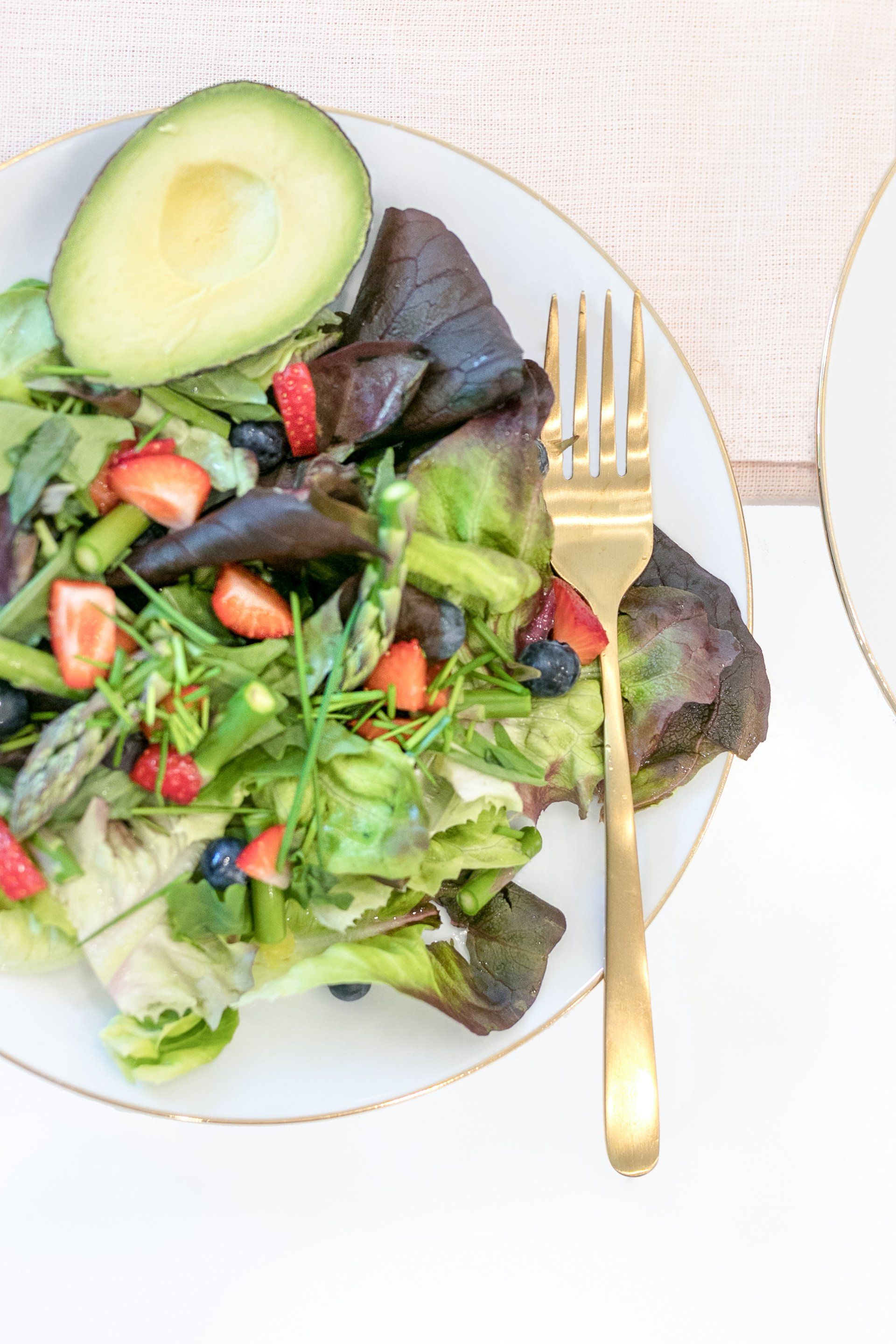Avocado angerichtet auf dem Teller