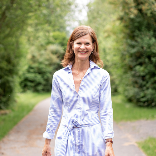 Helene Salbenblatt im Kleid draußen
