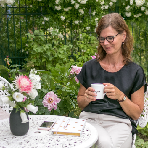 Bild Helene Salbenblatt am Tisch