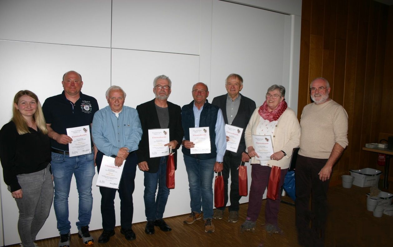 vlnr: Schriftführerin Theresa Philipp, Thomas Scheu, Alfons Heun, Gerhard Borgmann, Dieter Scheu, Hermann Hepp, Agathe Kiepert und der 1. Vors. Rainer Philipp (Foto Thomas Caspari)