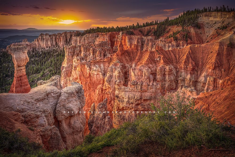 Sunrise over the hoodoos in Agua Canyon, Bryce Canyon National Park The rising sun over the hoodoos in Agua Canyon, Bryce Canyon National Park, Ut.