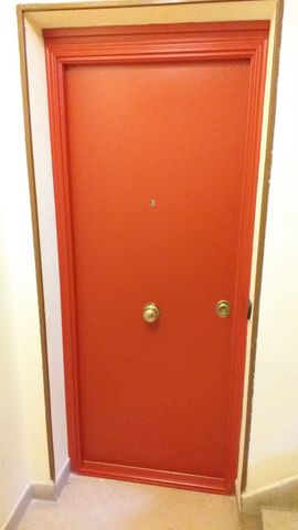 puerta acorazada kiuso roja