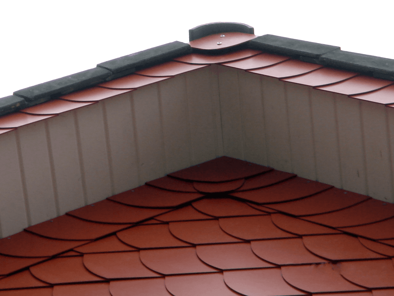 Giebel neubau mit rotem Schiefer. Giebelneubau