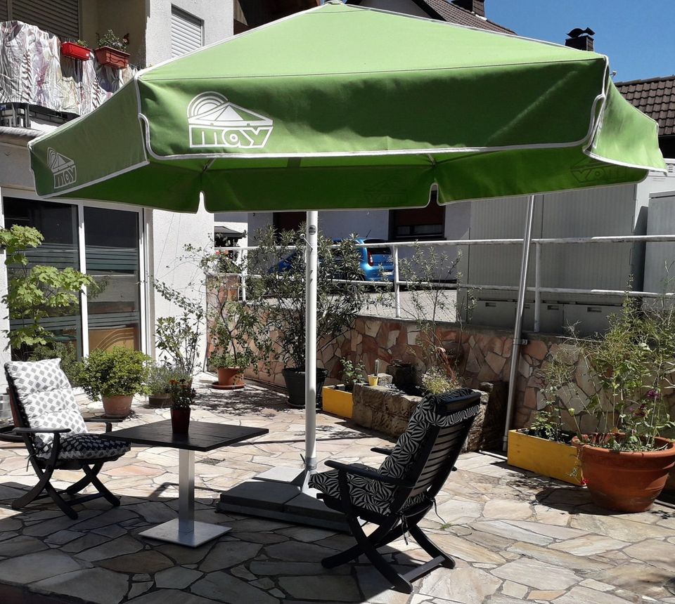 May Sonnenschirm ein Platz unter dem Sonnenschirm