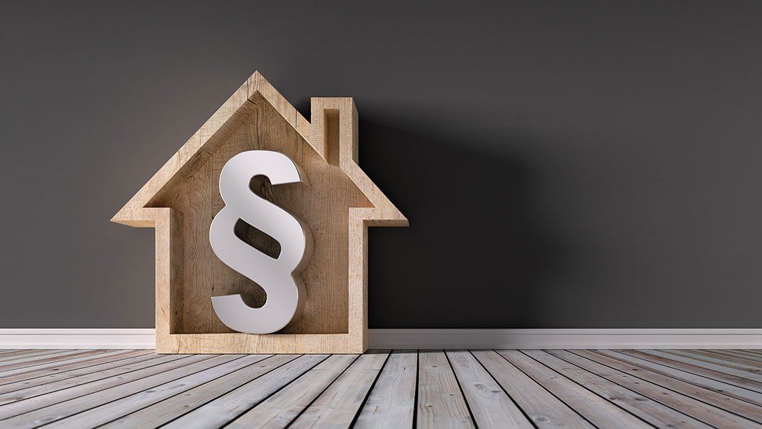 Paragraphenzeichen in Holzhaus