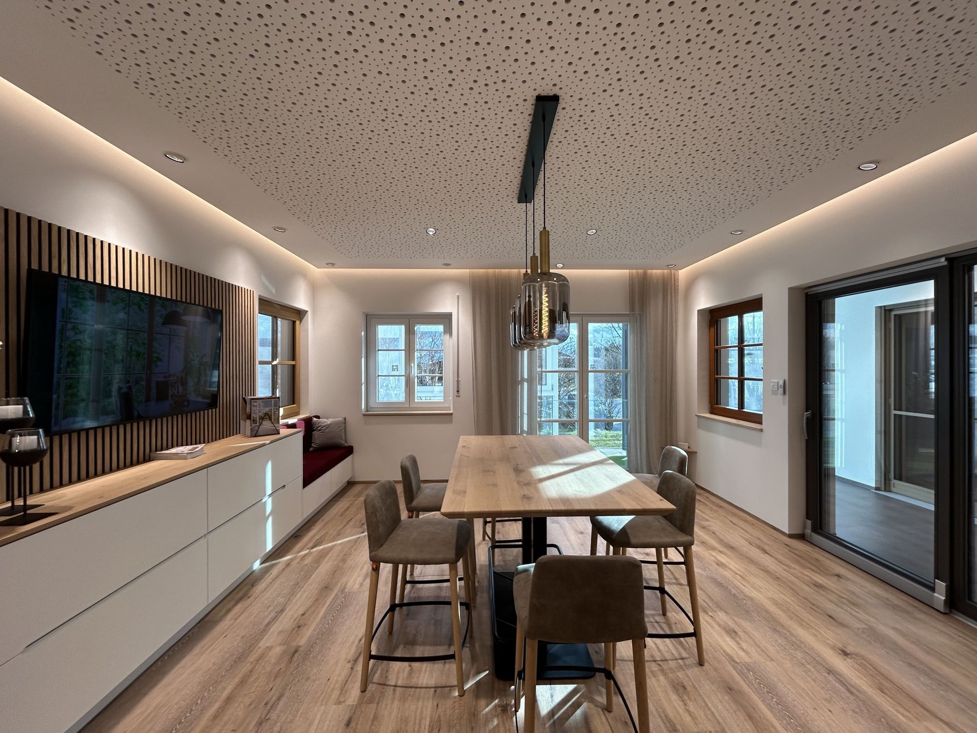 Fenster Ausstellung bei Firma PUTZ. Auf einer 600m² großen Ausstellungsfläche finden Sie eine große Auswahl an Holz, Holz-Alu, Holz-Kunststoff, Kunststoff und Aluminium Fenster.