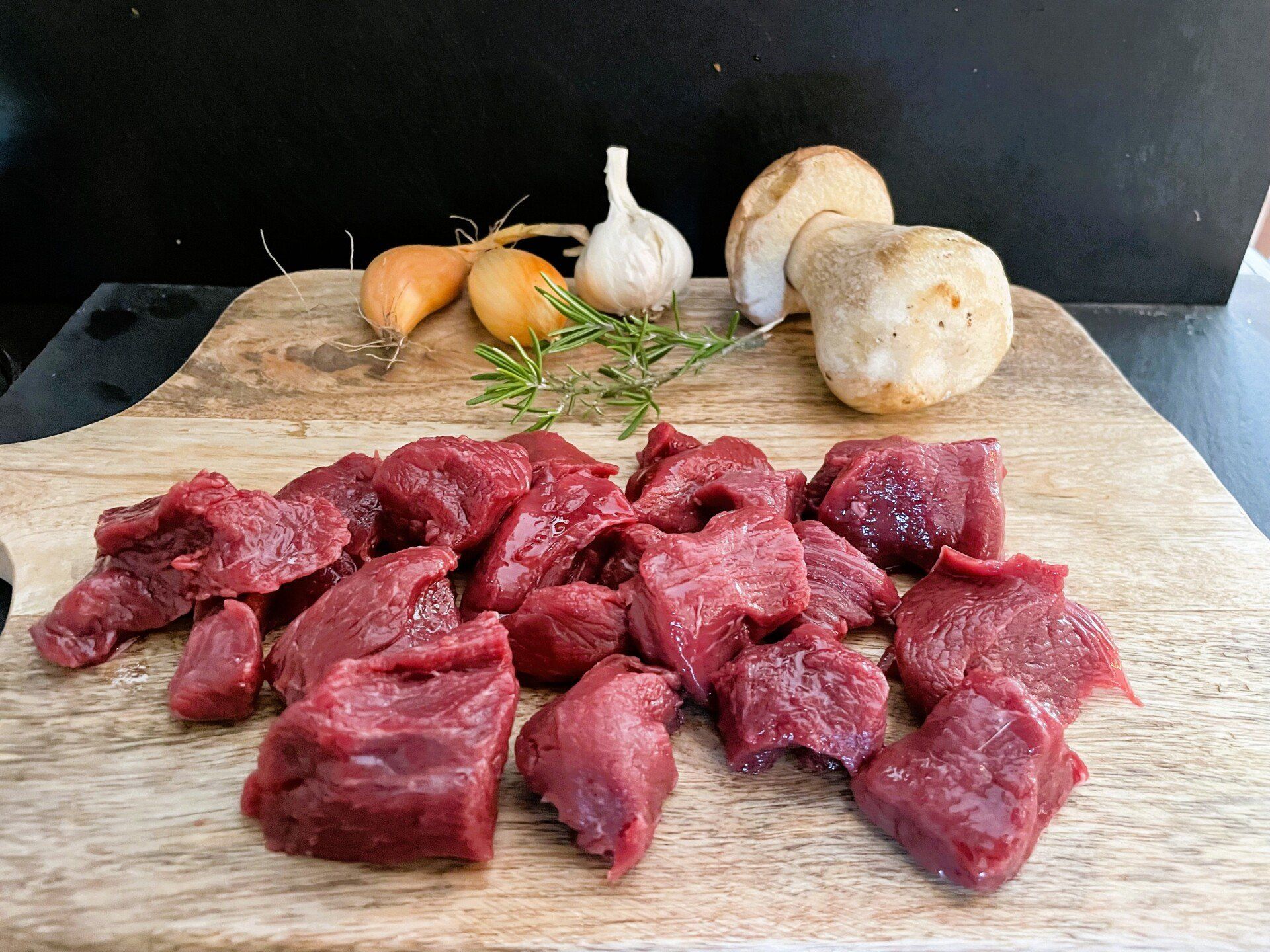 Fleisch, Zwiebelen, Knoblauch und Pilze
