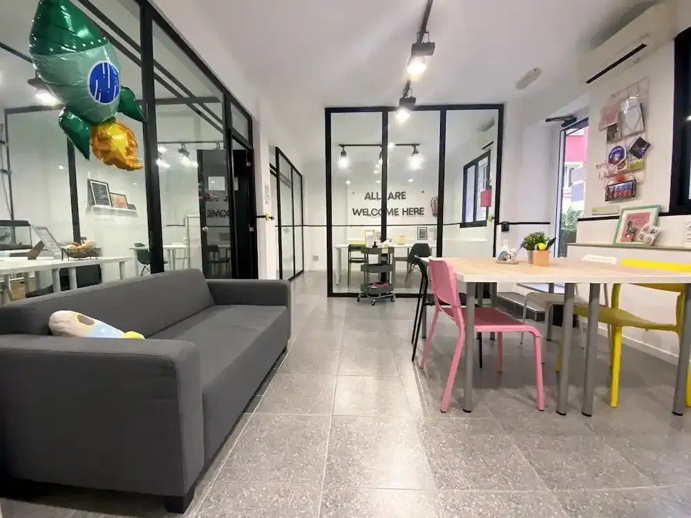 Aula para clases de apoyo iluminada y equipada con material.