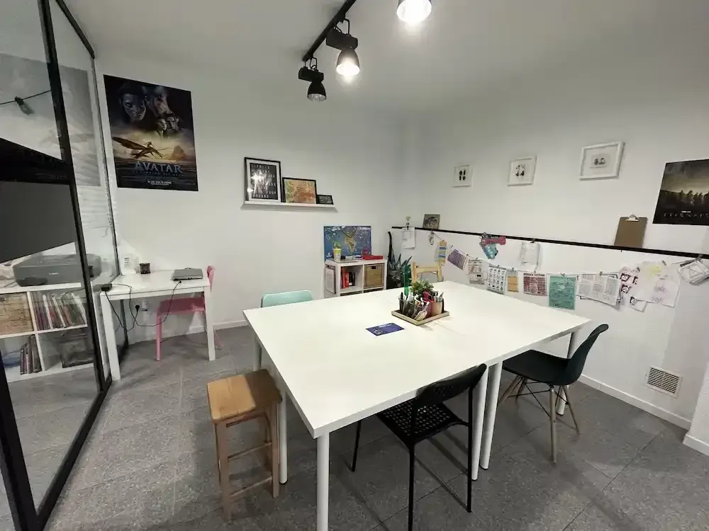 Aula para clases de apoyo y particulares con mesa amplia y material