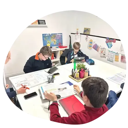 Niños en clases de apoyo escolar