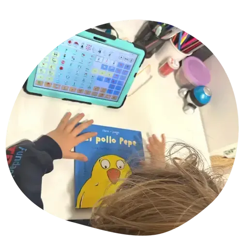 alumno realizando sesión de reeducación psicopedagógica