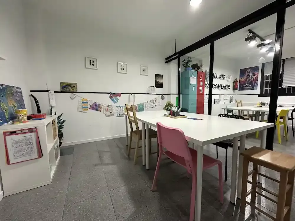 Aula de refuerzo y clases particulares con mobiliario y material