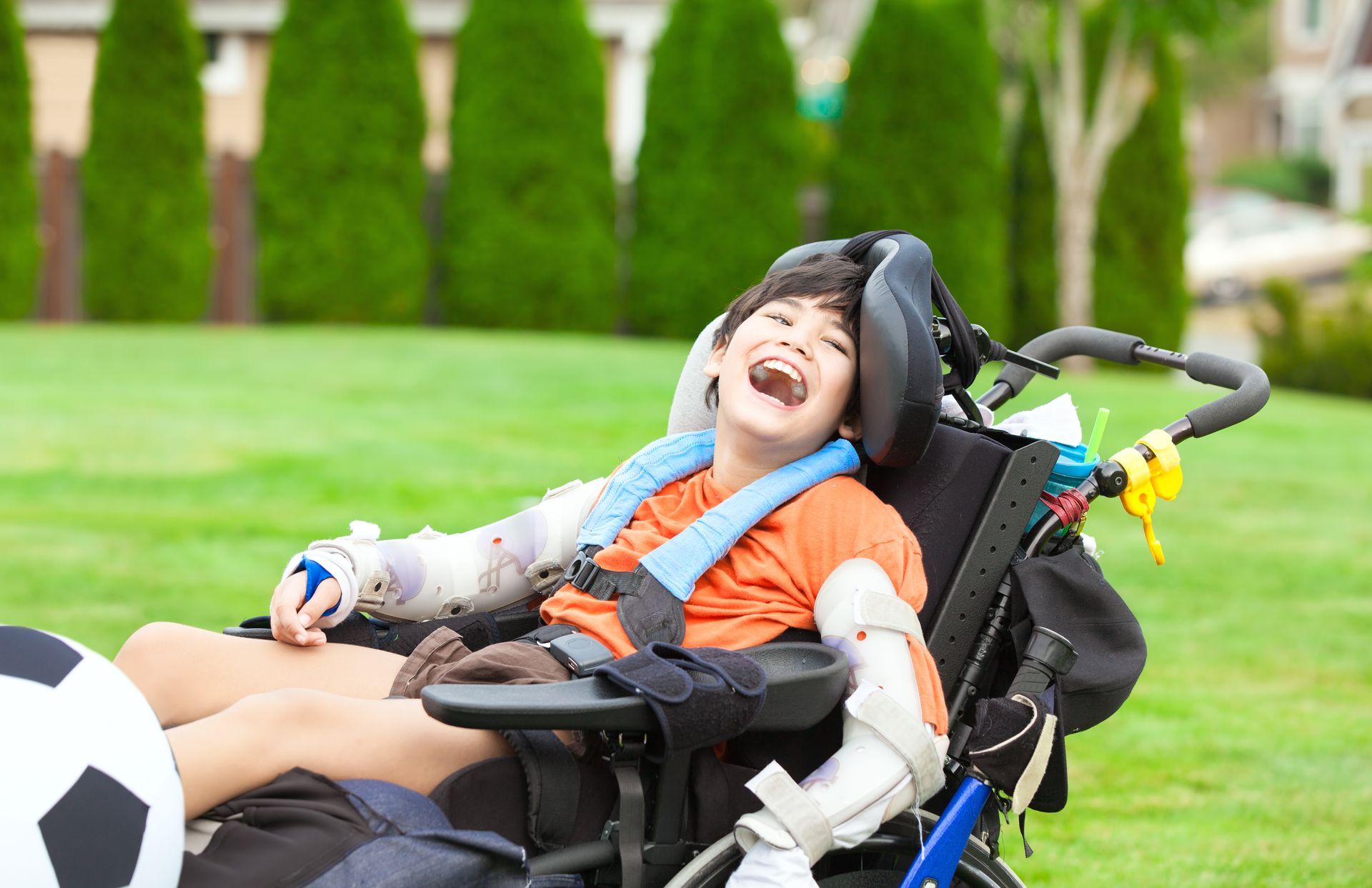 Niño con discapacidad motora en silla adaptada
