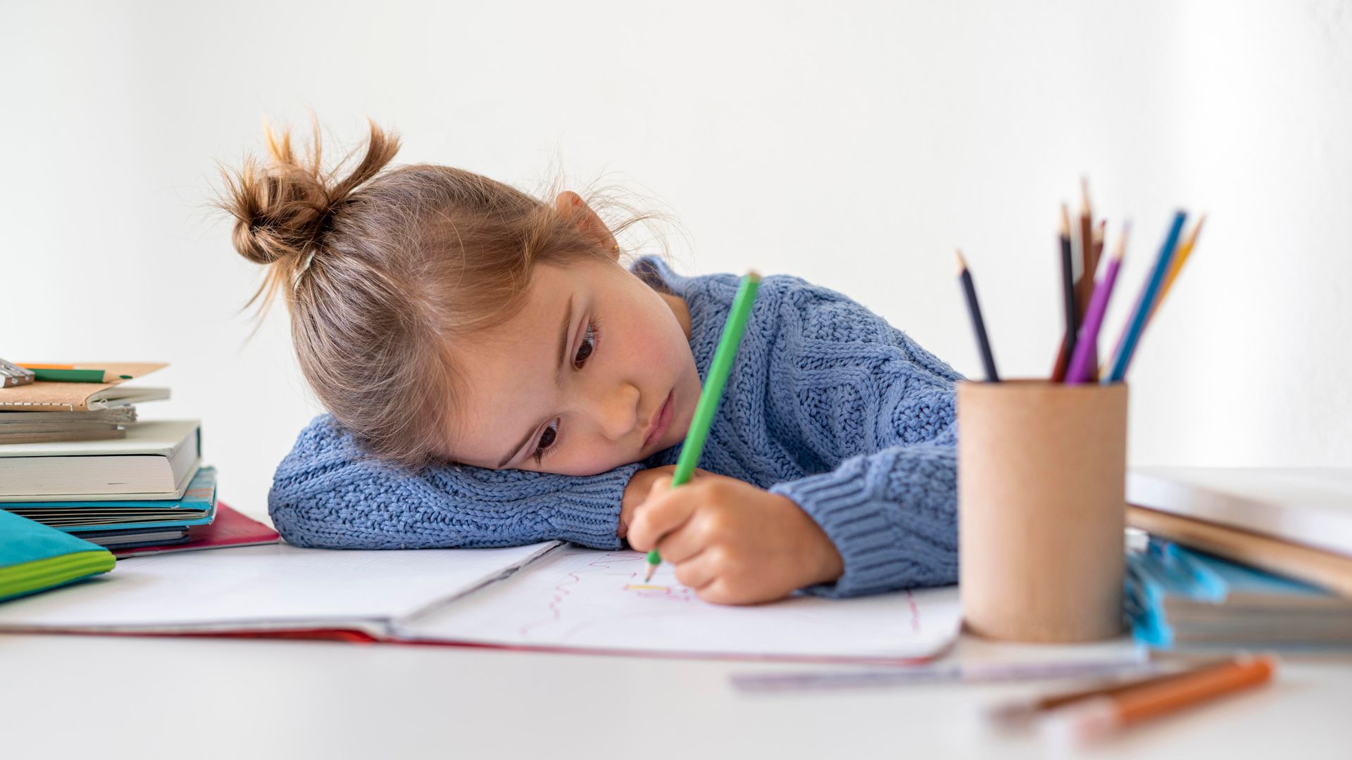 Niña de educación primaria con posible disgrafía