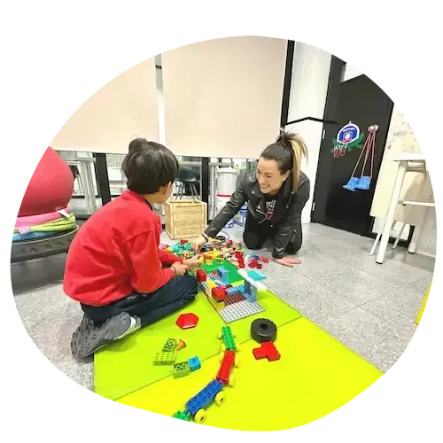 psicóloga y paciente en sesión de psicología infantil