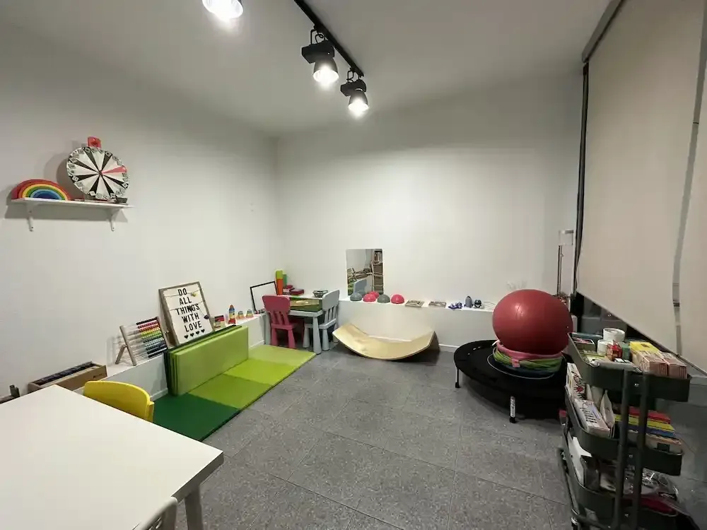 Aula con material para motricidad fina y juegos para Educación Infantil