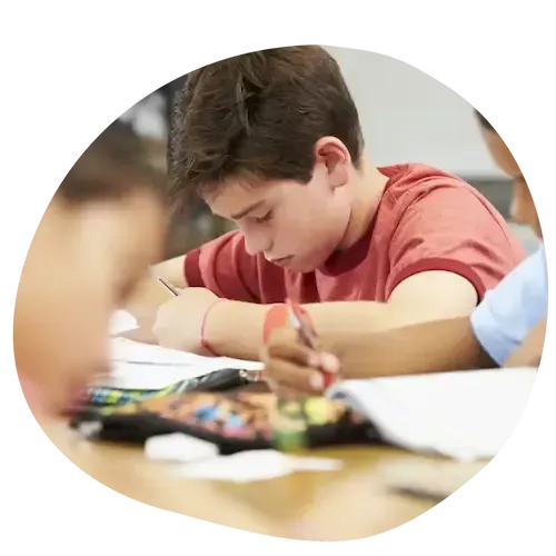 alumno estudiando en academia de refuerzo escolar