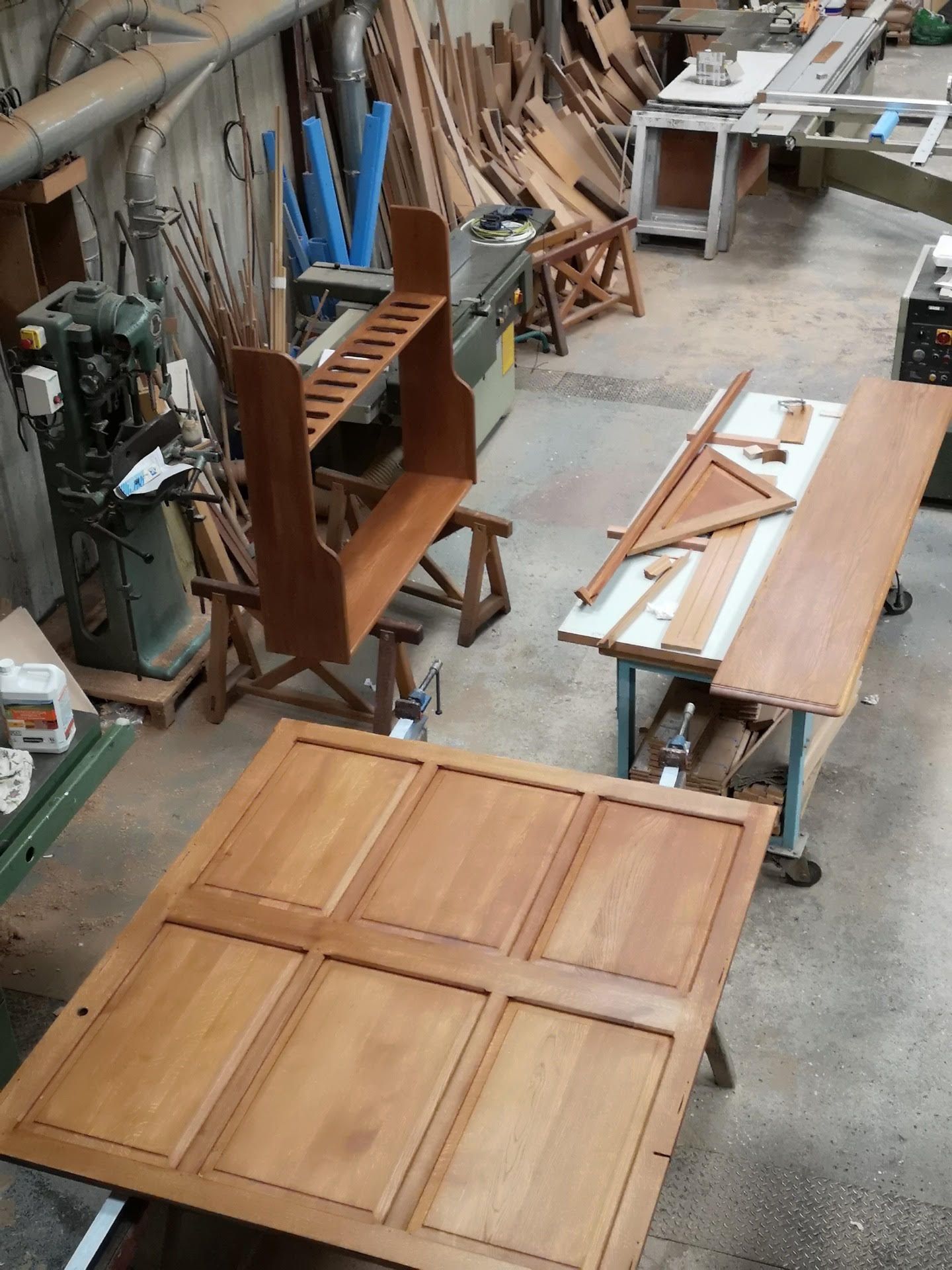 fabrication et pose menuiserie traditionnelle bois, intérieur, extérieur, réalisation menuiseries sur mesure, artisan menuisier 95, 78, 92, 93, 60, 27, création restauration ouvrages en bois, cuisine, escalier, portail, penderie, armoires, bibliothèque, dressing, carport, parquet, terrasses, abri, rangement sur mesure