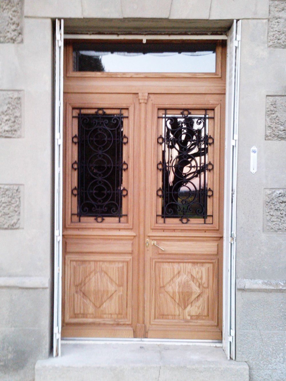 Menuiserie Vautier 95, fabrication traditionnelle et installation de portes intérieures, extérieures, d'entrée en bois, menuiserie traditionnelle