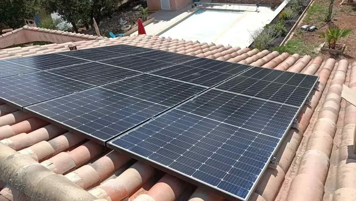 Zoom sur les panneaux photovoltaïque sur toit