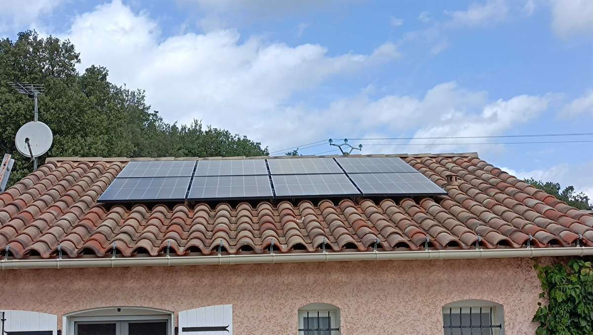 Vue d'installation panneaux solaires sur toit