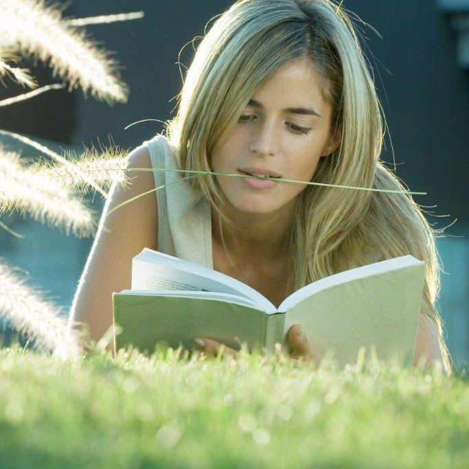 Woman reading a book outdoors, illustrating self-knowledge, personal development, and blog at Steady Sense.