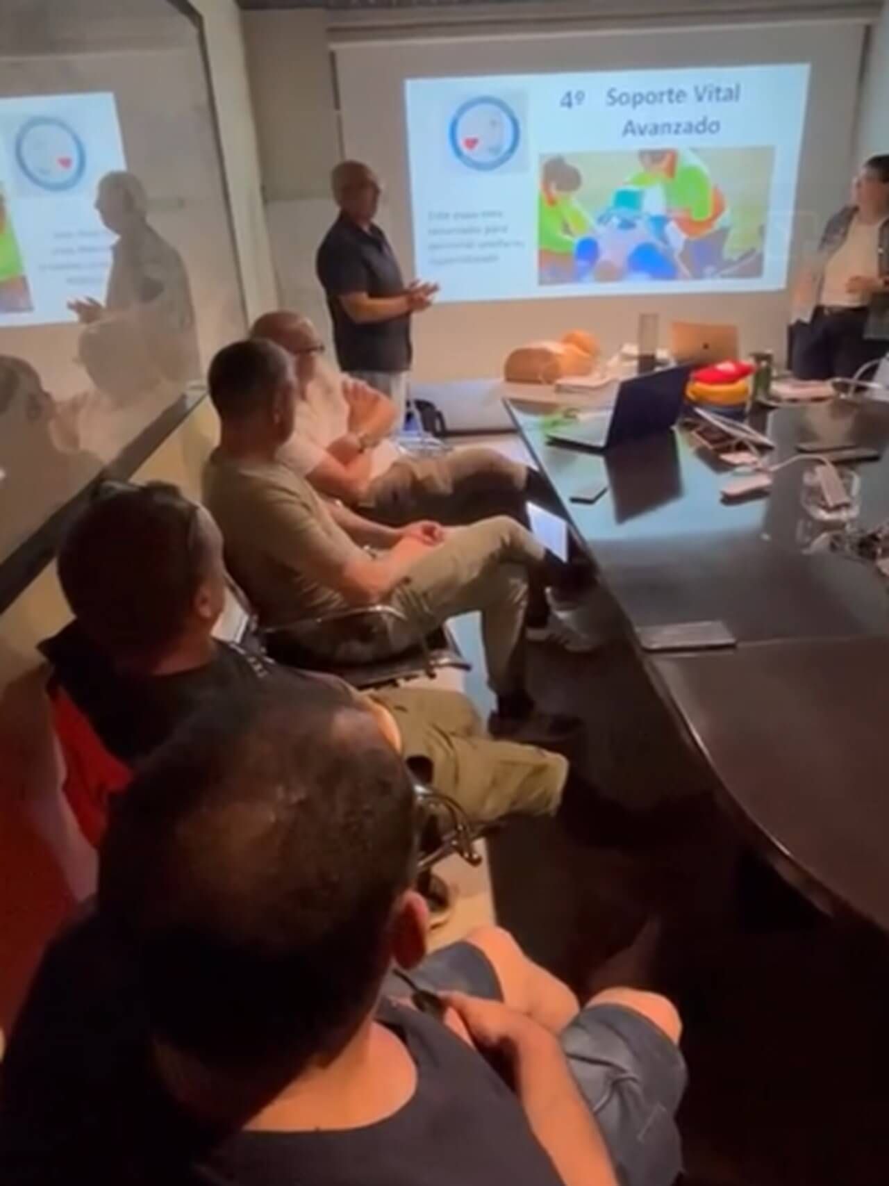 Demostración del procedimiento de desfibrilación: colocación de parches, análisis del ritmo cardíaco y uso seguro del DEA con audiovisuales