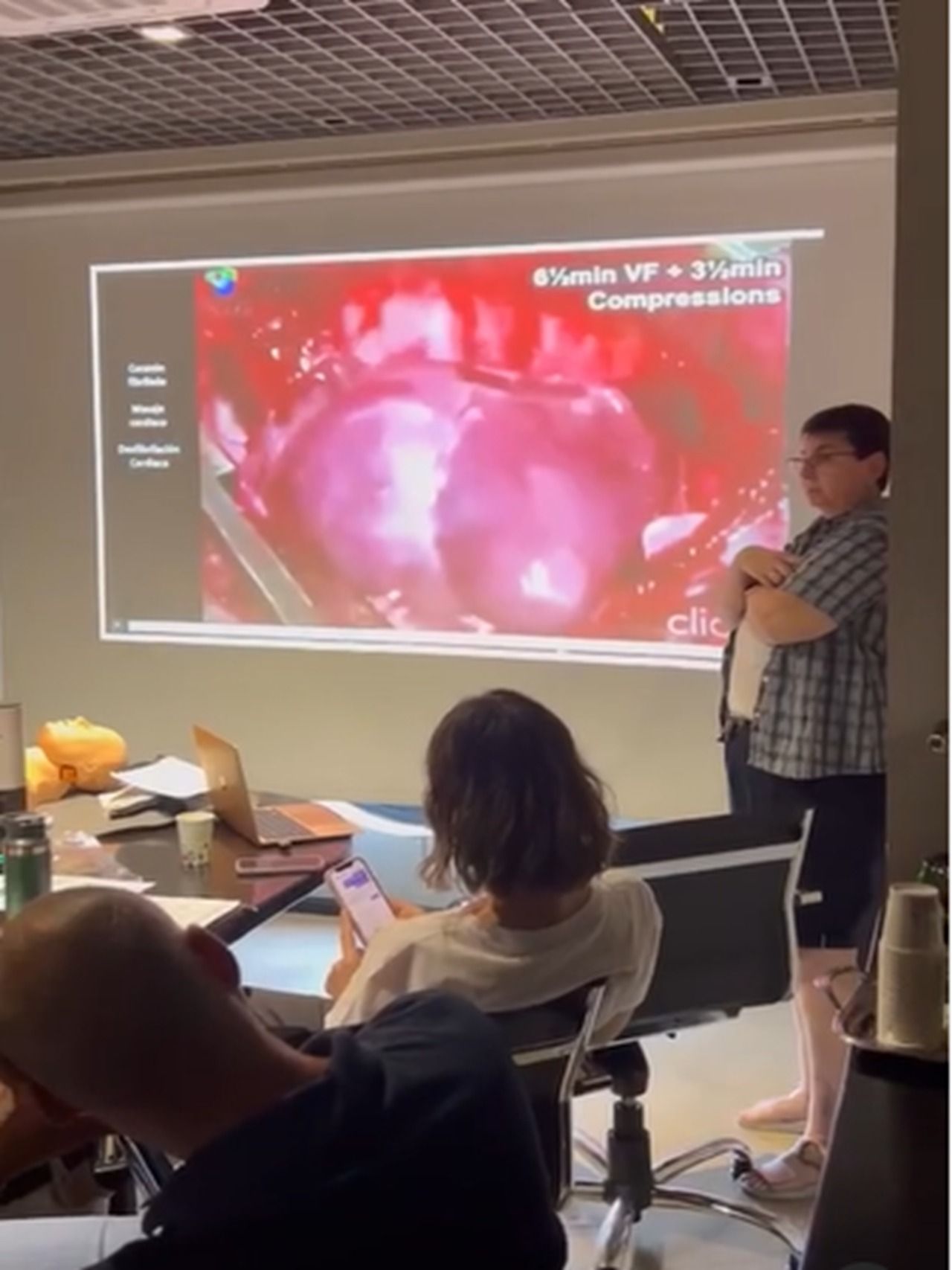 Formación en el uso del desfibrilador y RCP Instructores acreditados impartiendo formación práctica en RCP, uso del desfibrilador DEA y técnicas de primeros auxilios en curso de Soporte Vital Básico