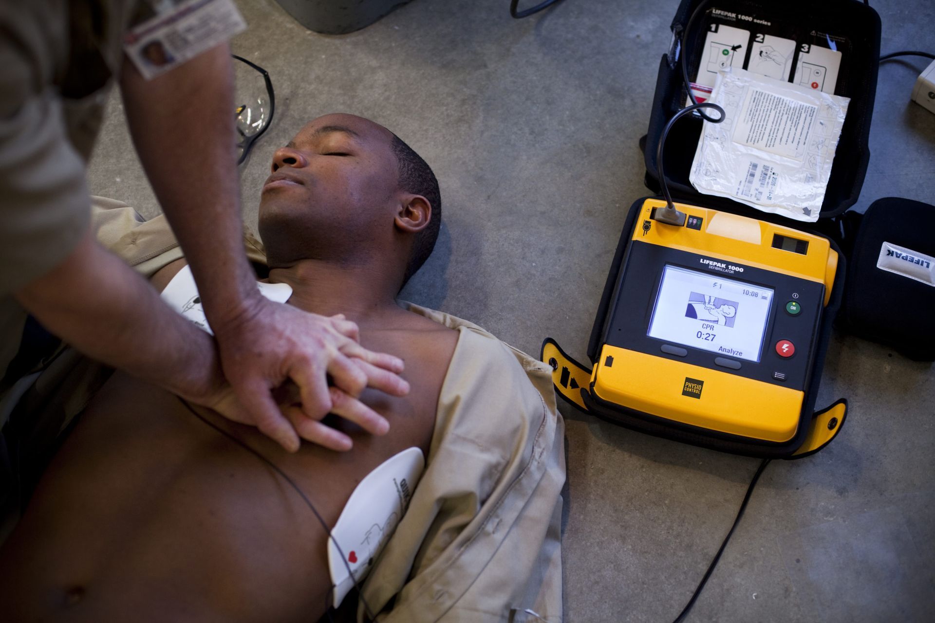 DESFIBRILADOR LIFEPAK® 1000 Equipo DEA LIFEPAK 1000 profesional, pantalla LCD clara y configurable según protocolos de RCP