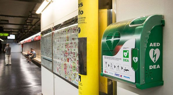 Desfibrilador DEA instalado en una estación de transporte público