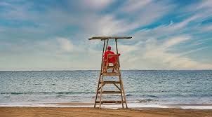 Punto de atención con desfibrilador en playa, listo para intervenir en caso de paro cardíaco, promoviendo la seguridad de bañistas