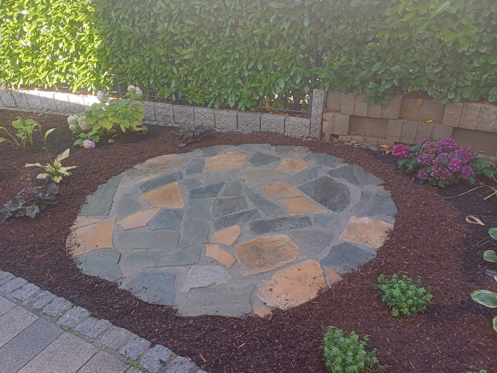 Bruchsteinterrasse im Eingangsbereich