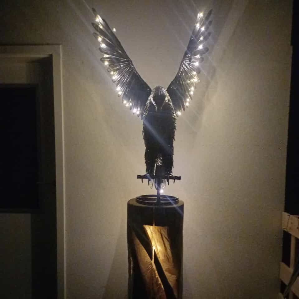 Weißkopfseeadler auf einer Stammholz-Lampe