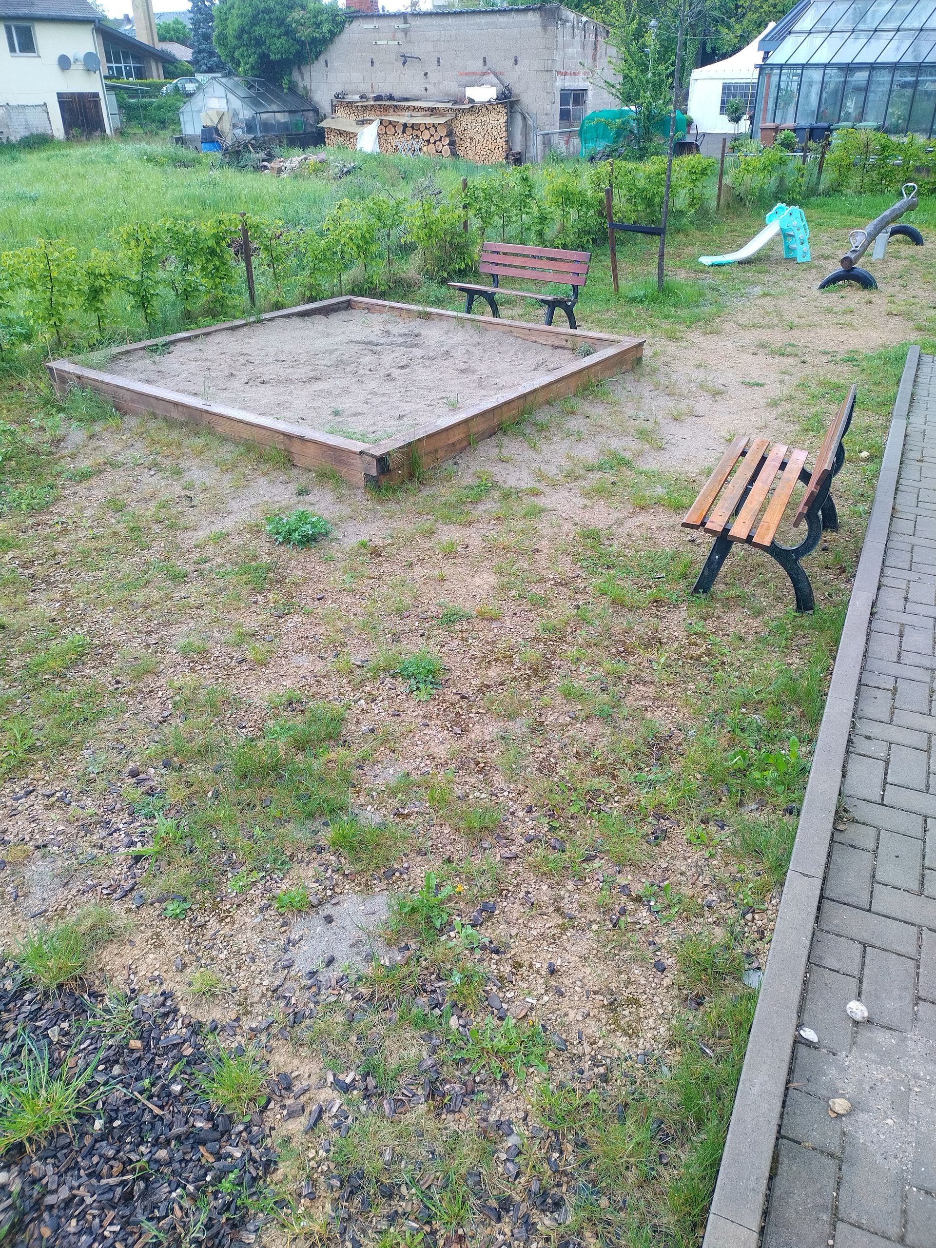 Spielplatz und Sandkasten vor der Wartung
