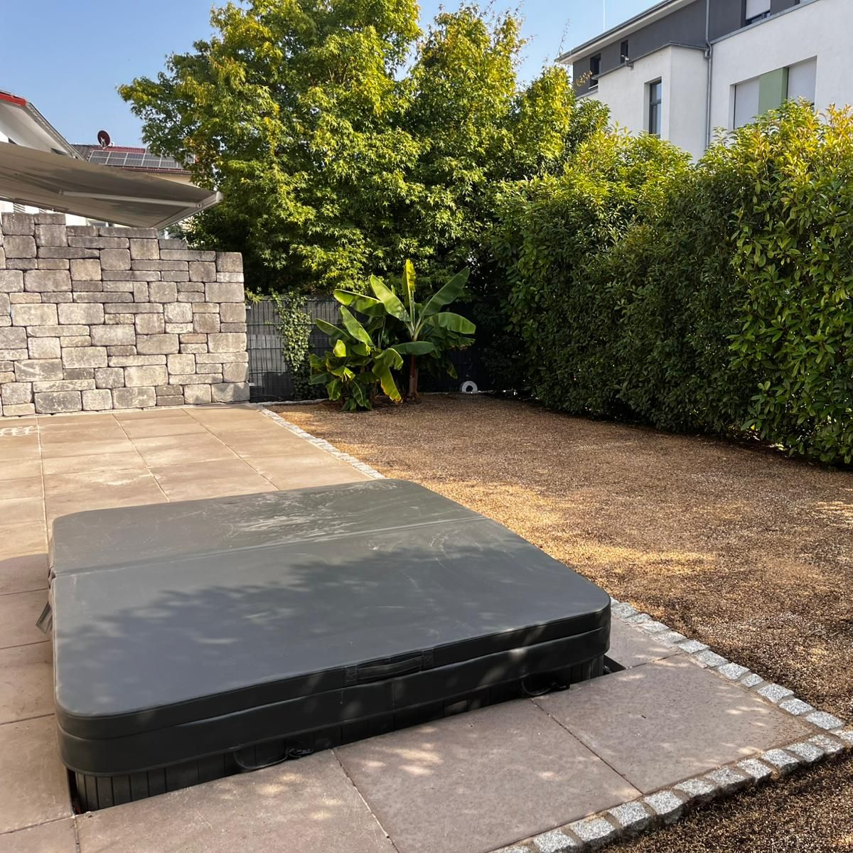 Steinterrasse mit Pool