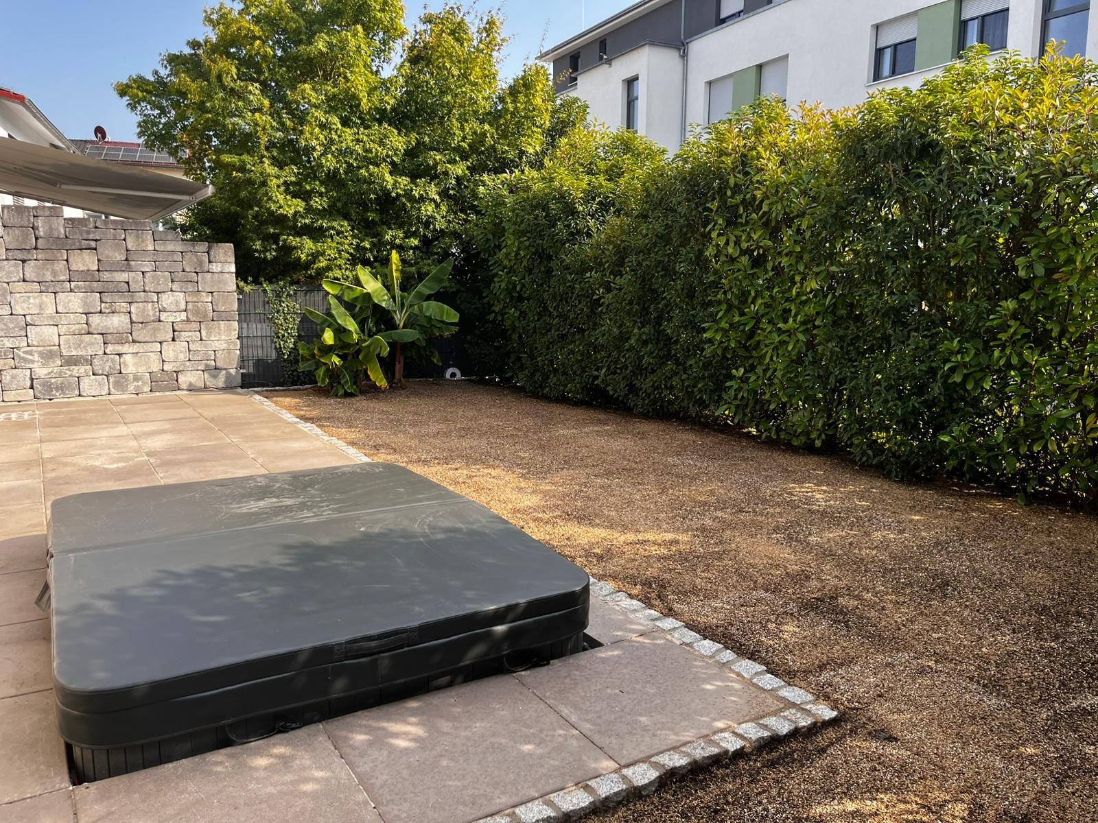 Steinterrasse mit Whirlpool und Granitstein