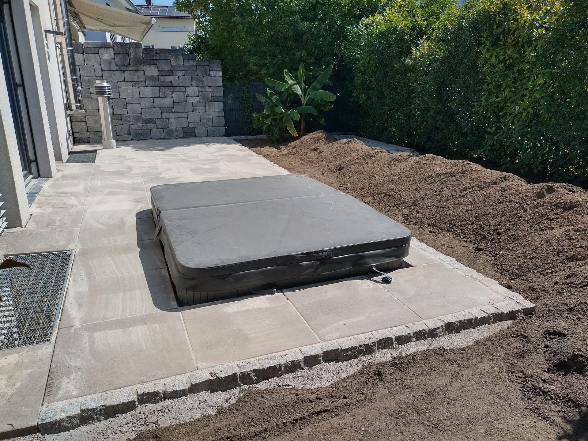 Neubau Garten mit Terrasse und Pool