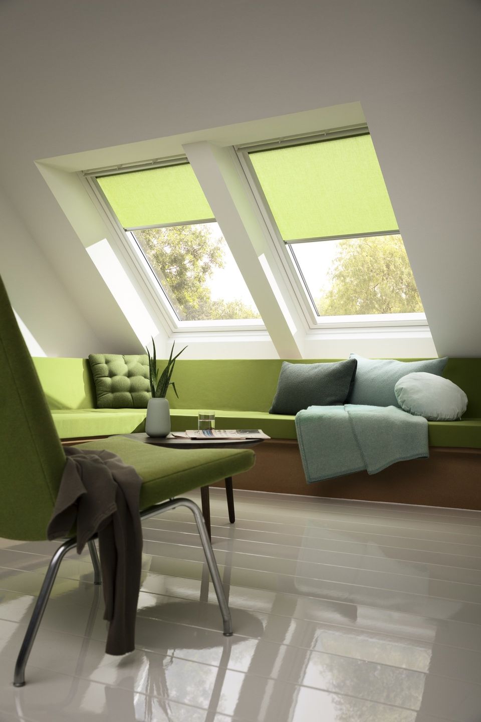 Wohnzimmer mit zwei VELUX Dachfenstern