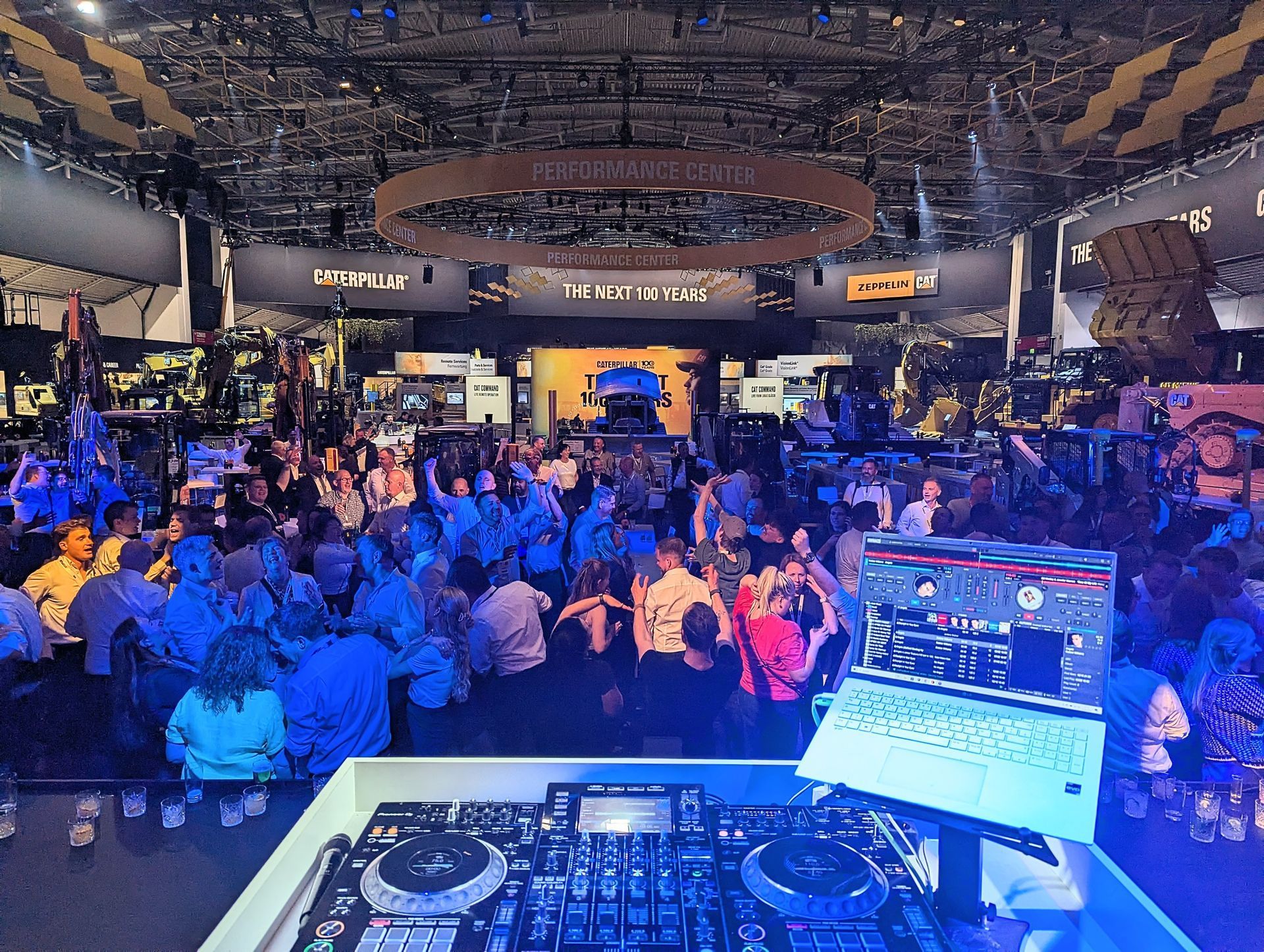 messe dj münchen auf der bauma für caterpillar