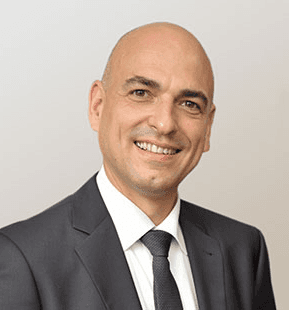 Prof. Dr. U. S. Schubert ist Lehrstuhlinhaber für Organische und Makromolekulare Chemie an der Friedrich-Schiller-Universität Jena, Direktor des Jena Center for Soft Matter (JCSM) und einer der weltweit führenden Materialwissenschaftler und Chemiker mit rund 1.000 Publikationen.