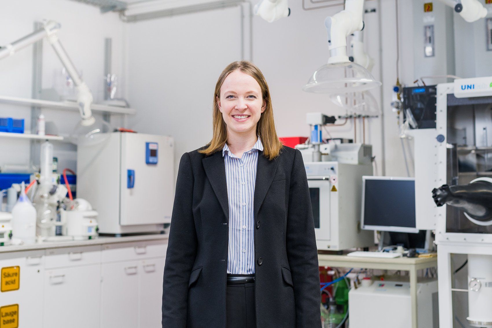 Dr. K. Sterz ist promovierter Biologe und Leiter des Labors. Mit seinen Erfahrungen in der molekularen Medizin und der Expertise im Umgang mit tierischen Zellen besitzt er die für die Entwicklung notwendige Kompetenz bei der Sortierung von Chromosomen und deren Bearbeitung im Labor.