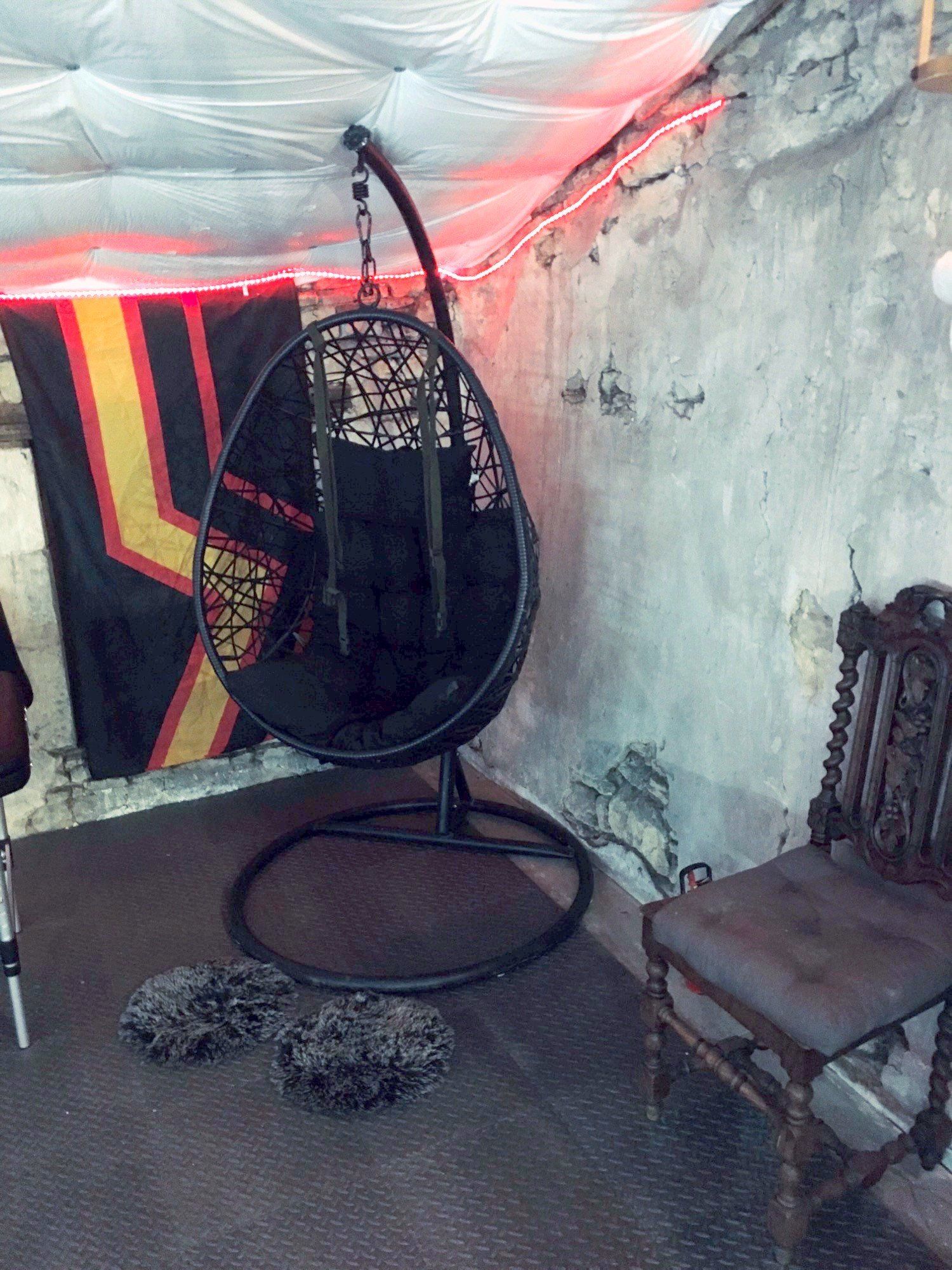 Œuf suspendus pour pratiques BDSM Donjon des Vignes