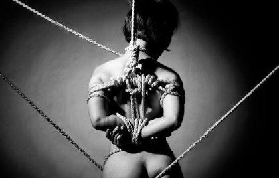 Shibari suspendu 01 Donjon des Vignes Master Apex Anax