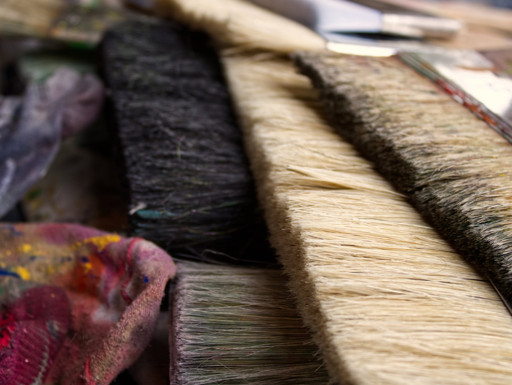 Im Atelier von Sequoia Pinsel und Mallappen im Atelier von Sequoia