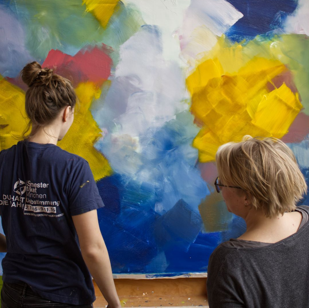 Sophia de Conjoul und Liza Lechner betrachten ein Kunstwerk von Sophia de Conjoul