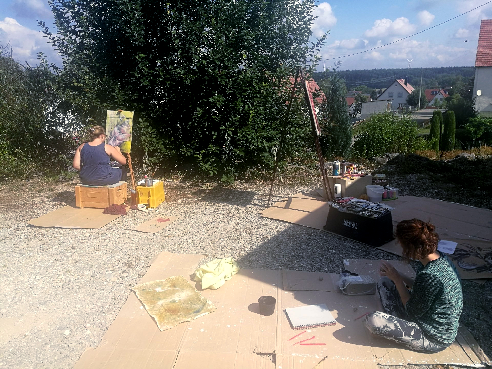 Liza Lechner arbeitet an einem Bild