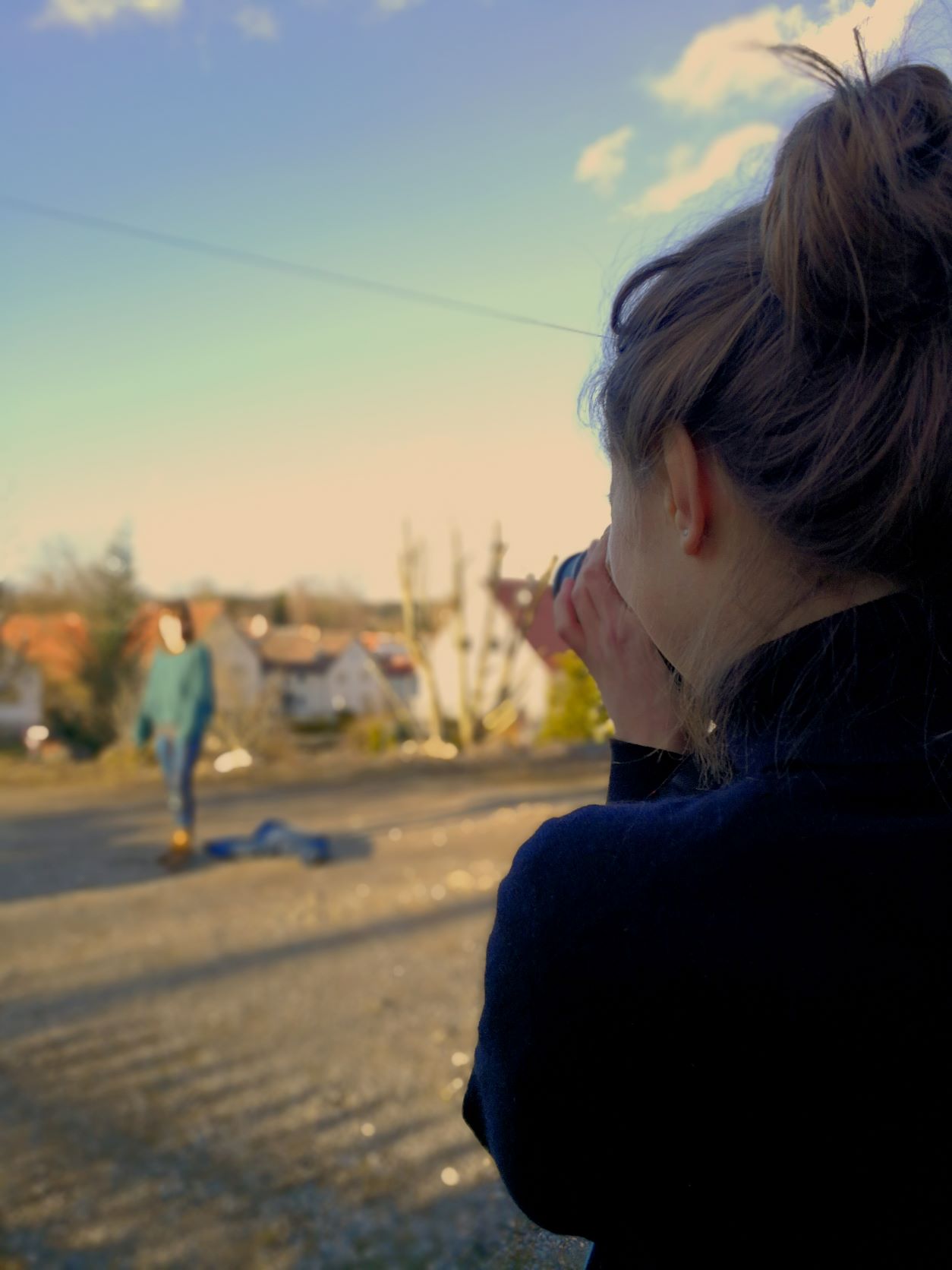 Sophia de Cnojoul im vordergrund mit Kamera in der Hand